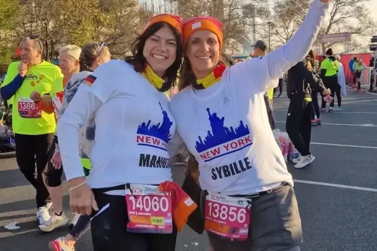 Etwas, das ihnen keiner mehr nehmen kann: Sybille Jung (rechts) und Manuela Oberinger haben in New York gefinisht.