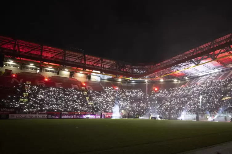 10.435 Menschen kamen am Freitagabend auf den Betzenberg. 