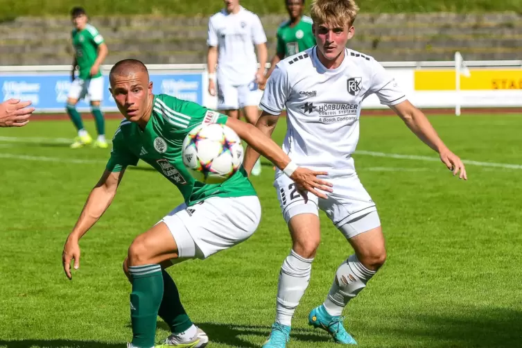 Bisher Profi beim FC Homburg: Corvin Ayers (links), hier im Spiel beim FC Kempten.