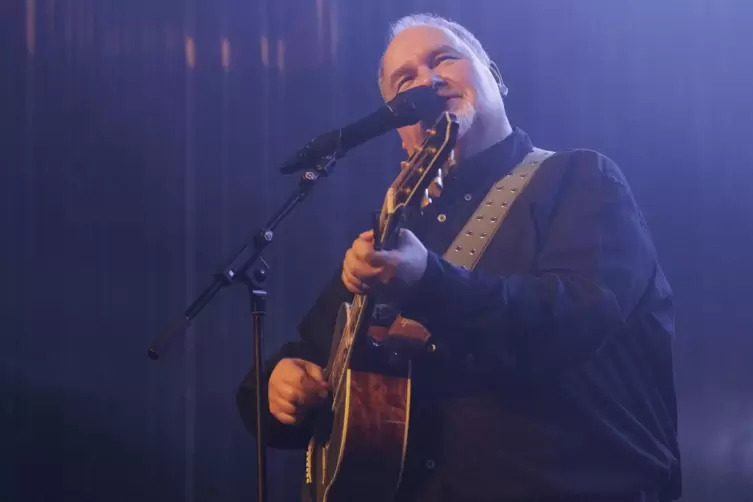 Schmelz in der Stimme: Stephan Flesch im Kulturzentrum Kammgarn in Kaiserslautern beim ersten seiner beiden Weihnachtskonzerte.