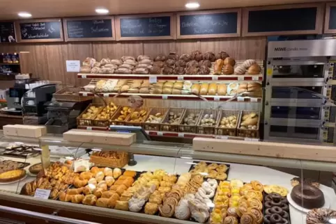 Das Angebot an Brot, Brötchen, Kuchen und Torten in der Bäckerei Grunder in Rieschweiler-Mühlbach. Grunder wird mit seinen Produ