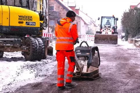 Mit dem ersten Schnee im Dezember ging der Ausbau der Windhofstraße in Battweiler in den Winterschlaf.