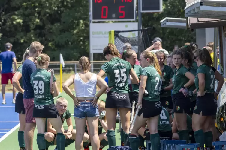 Da ist’s passiert: Nach einer bitteren 0:5-Heimniederlage gegen den Feudenheimer HC endet für die Damen im Juni das Abenteuer Zw