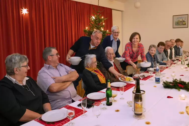 An der festlich gedeckten Tafel: die Gäste sowie die Organisatorinnen Stefanie Ackermann und Joanna Mrozik. 