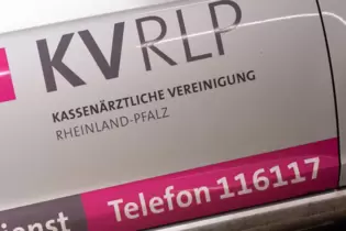 Laut Kassenärztlicher Vereinigung bekommen Bürger rund um die Uhr eine medizinische Erstberatung unter der Telefonnummer 116117.