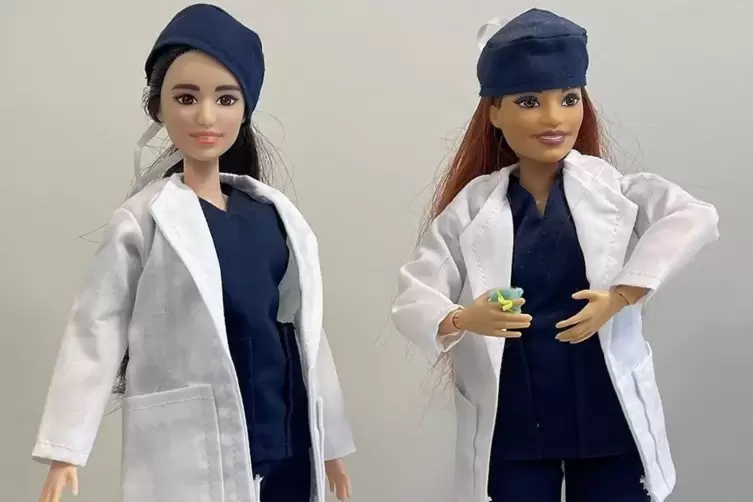 So würden Barbies nach dem Vorbild britischer Ärztinnen in richtiger Arbeitskleiderung aussehen.