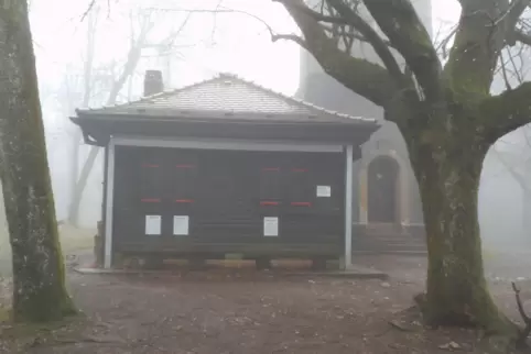 Unter der Woche ist der Kiosk geschlossen. An Wochenenden wird er ehrenamtlich von Karl Faul vom Donnersbergverein geführt.