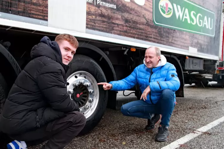 Macht als Berufskraftfahrer bei der Wasgau AG den LKW-Führerschein: Der 19-jährige Eppenbrunner Maximilian Matzohl (links), hier