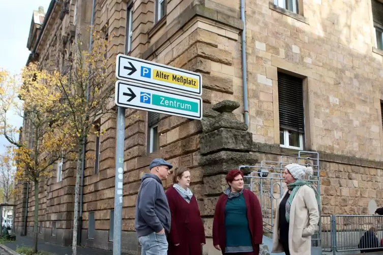 Hoffen auf eine bessere Beförderung von Kindern mit besonderem Bedarf an der Nordringschule: Dieter Vonnieda, Sandra Völker und 