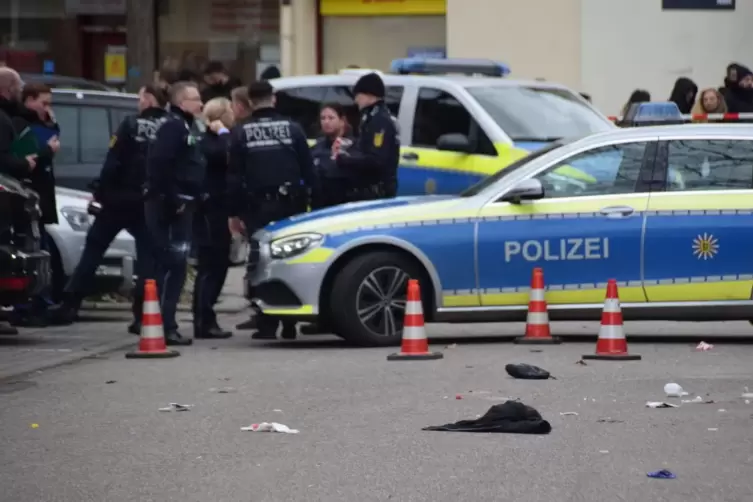 Einsatzkräfte der Polizei am Tatort.