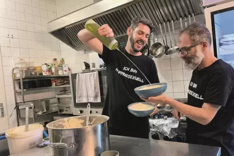 Der jüdische Israeli Oz Ben David (l.) und der israelische Palästinenser Jalil Dabit in ihrer Berliner Küche.