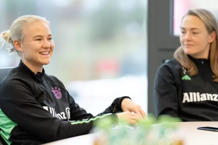 Bei Bayern München vereint, privat ein Paar: Magdalena Eriksson (rechts) und Pernille Harder.