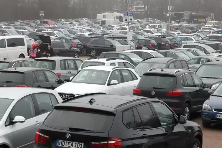 Vollgeparkter Festplatz: künftig zu anderen Tarifen.