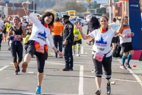 Euphorisiert und glücklich: Manuela Oberinger (48) und Sybille Jung (58) haben die 42,195 Kilometer geschafft.