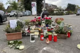 Die von Angehörigen eingerichtete Gedenkstelle für die Oggersheimer Bluttat am Tatort.