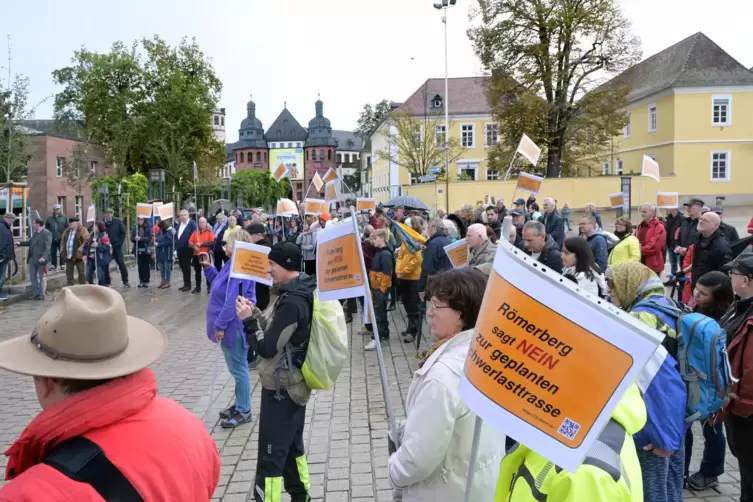 Im Oktober 2023 eine erste Auflage: Kundgebung von Bahntrassen-Gegnern vor dem Dom. 