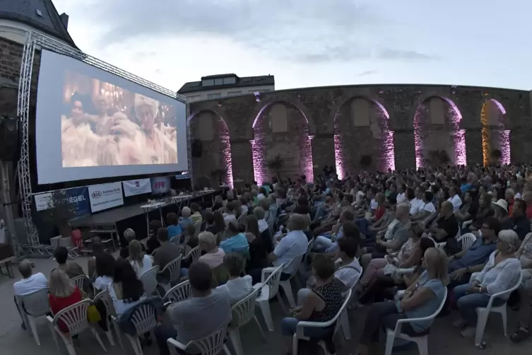 Für viele Fans eine Enttäuschung: 2023 findet kein Open-Air-Kino in der Erkenbertruine statt. 