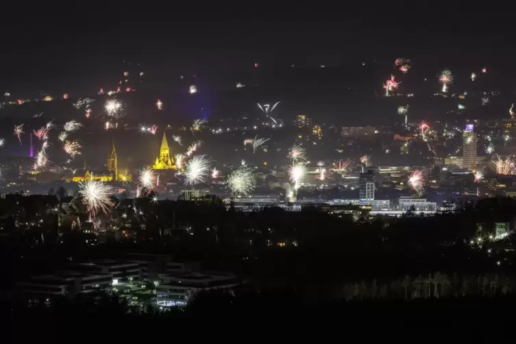 Der Blick vom Humbergturm über Kaiserslautern in der Silvesternacht.