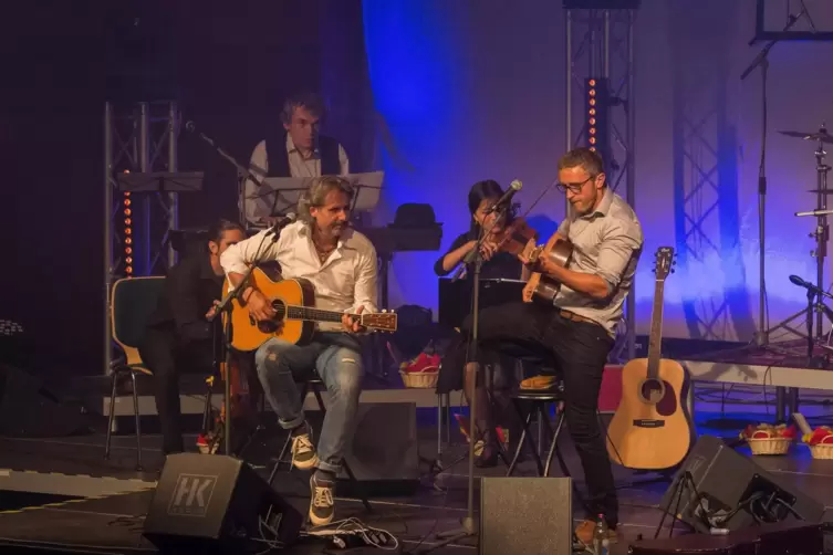 Thomas „Paul Simon“ Wacker und Thorsten „Art Garfunkel“ Gary komen mit einem Streichquartett nach Neustadt. 