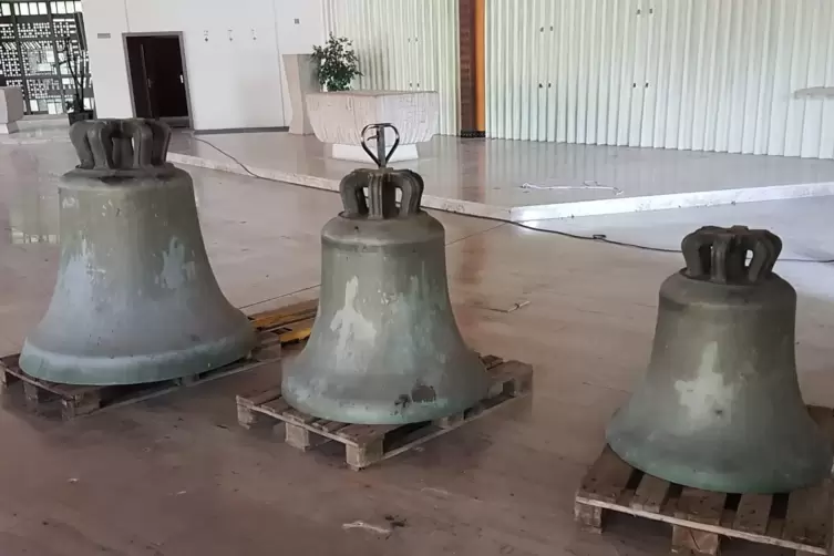 Die drei Glocken der profanierten Hauensteiner Friedenskirche –hier vor dem Abtransport im leeren Kirchenraum – läuten seit Weih