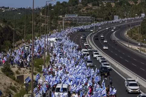 Über Monate gingen immer wieder Hunderttausende auf die Straße (Bild vom Juli), um gegen die Justizreform der Regierung Netanjah