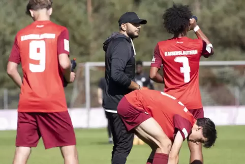 FCK-Trainer Eimen Baffoun (Mitte) sieht große Fortschritte in seinem U17-Team. Er will nach der Winterpause noch für die ein ode