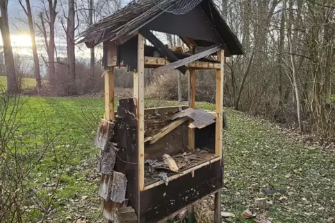 Opfer sinnloser Zerstörungswut: Insektenhotel zwischen Speyer und Berghausen.