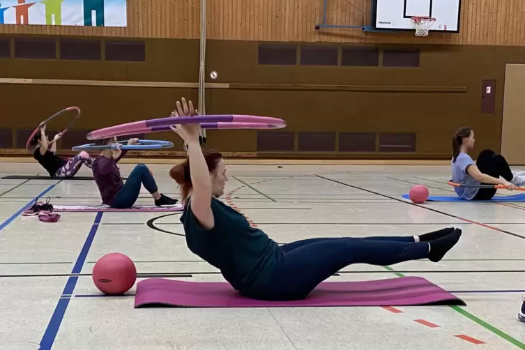 Bauchmuskeltraining mit dem Hula-Hoop-Reifen: Sabrina Wehrhahn (vorne) macht alles vor.