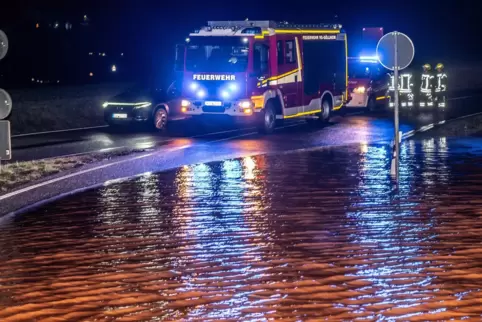 An der Ausfahrt der B47 bei Göllheim hatte sich ein kleiner See gebildet. Die Feuerwehr sperrte die Straße.