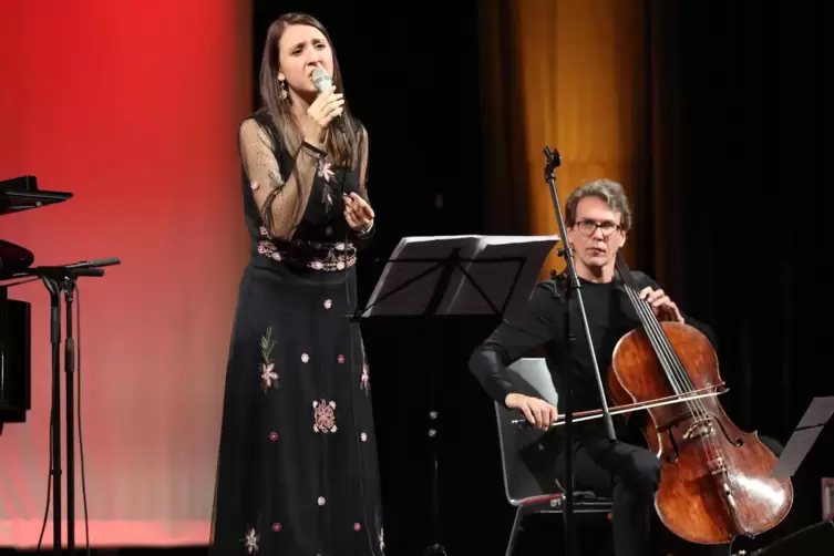 Heimspiel für Miriam Ast, hier mit Cellist Jörg Brinkmann.