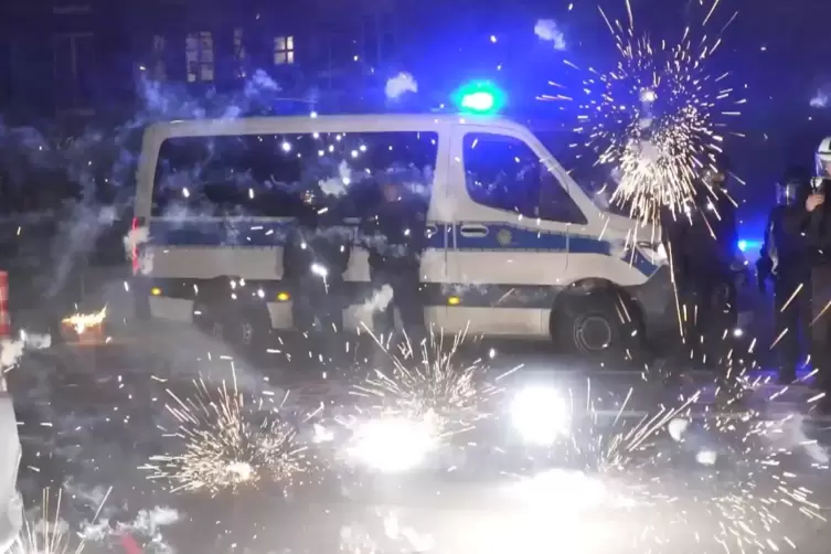 Relative Ruhe: So schlimm wie im Vorjahr wurde diese Silvesternacht in Berlin zum Glück nicht. 