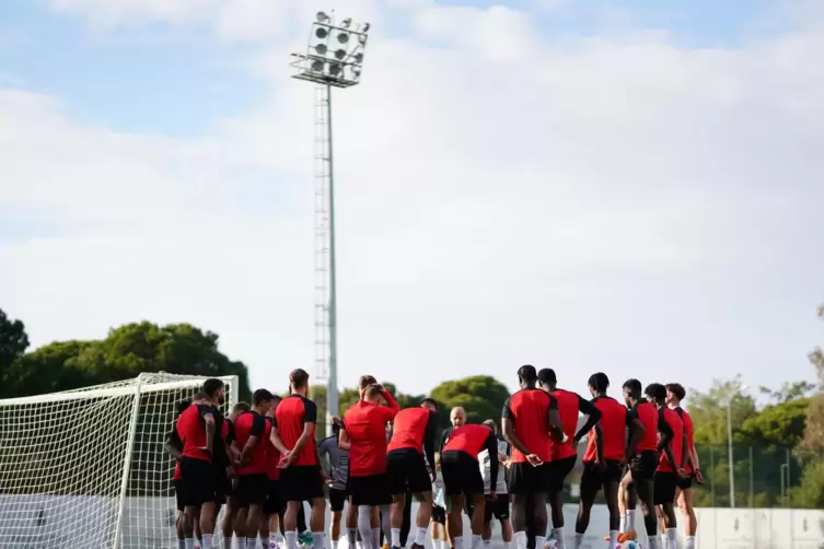 Ohne den Aufstiegshelden geht es einfach weiter: die Mannschaft des FCK beim Nachmittagstraining am Freitag. 