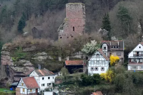 Ortsbildprägend: die Burg hoch über Elmstein. 