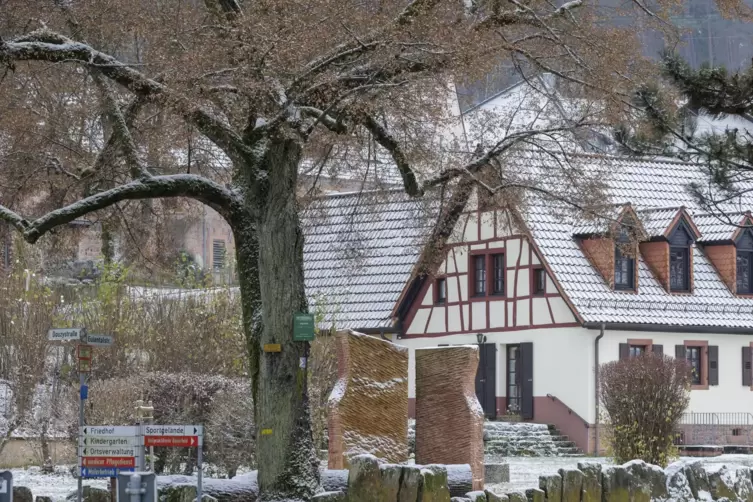 „Plus-Minus“ heißt die Skulptur vor dem sehr schön renovierten Bauernhaus. 