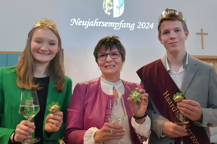 Weinprinzessin Clara Beyer, Ortsvorsteherin Silvia Kerbeck und Haardter Herzog Julien Schmidt begrüßten die Bürger mit einem Glü