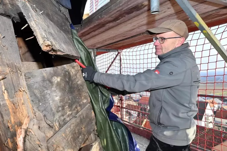 Fachwissen gefragt: Zimmerermeister Norbert Höh bei der Arbeit an der Kirchturmspitze.