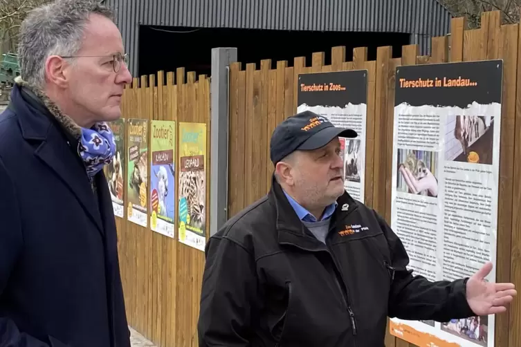 Innenminister Michael Ebling (links) mit Zoodirektor Jens-Ove Heckel. 