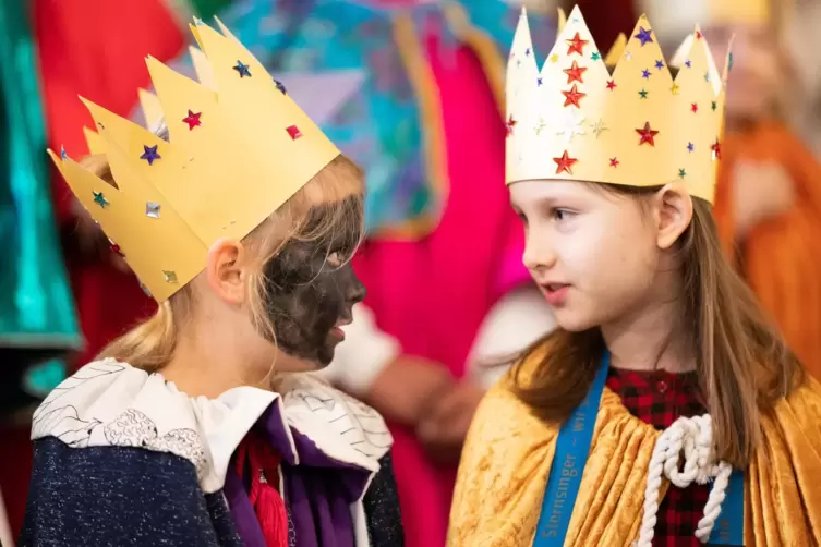 Traditionsgemäß sammeln die Sternsinger Geld, meist für Kinder in Not. 