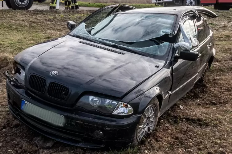 Um den schwer verletzten Fahrer aus dem Wagen zu befreien, musste die Feuerwehr das Dach abschneiden. 