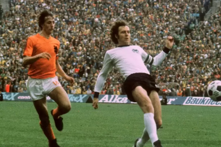 Sein größter Erfolg als Spieler: 1974 wurde Franz Beckenbauer Weltmeister mit der deutschen Elf, hier ist er vor Johan Cruyff am