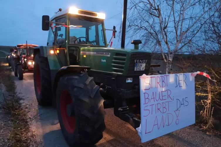 Am Montagmorgen: Bauern-Mahnwache bei Wattenheim. 