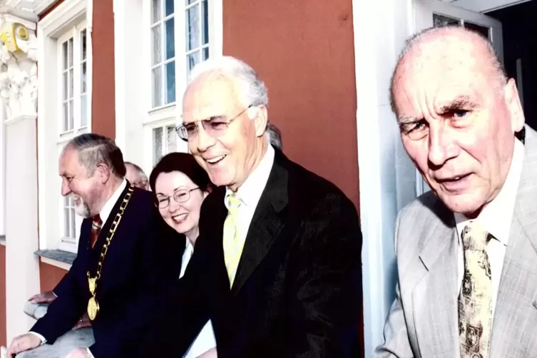 Fototermin auf dem Rathaus-Balkon (von links): Ehepaar Schineller, Franz Beckenbauer, Horst Eckel. 