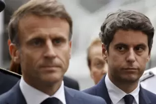 Gabriel Attal (rechts) gilt als Vertrauter von Präsident Emmanuel Macron (rechts).