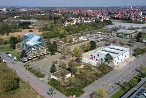 Blick auf Schifferstadt aus Richtung Süden, im Vordergrund das Schul- und Sportzentrum. Hier wird ein Nahwärmekonzept umgesetzt.