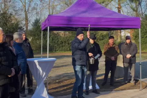 Pfarrer Stefan Mühl (Mitte links) und rechts von ihm Pfarrer Maik Weidemann bei der Einweihung des neuen Memoriam-Gartens. Dort 