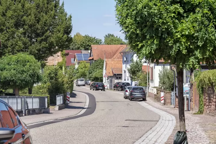 Eine Ortsbegehung mit Mitarbeitern des Ordnungsamtes soll dazu beitragen, die Parksituation in Barbelroth zu verbessern.