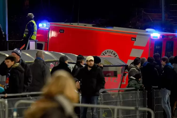 Auf dem Weg ins Hospital: Ein Krankenwagen hat Jeff Strasser an Bord. 