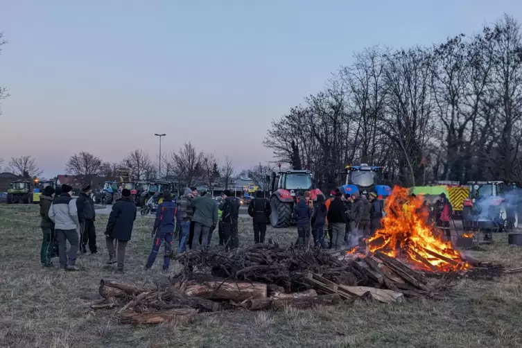 Mit einem Mahnfeuer wie hier in Jockgrim drücken Bauern am Samstag bei Bobenheim-Roxheim ihren Protest aus. 