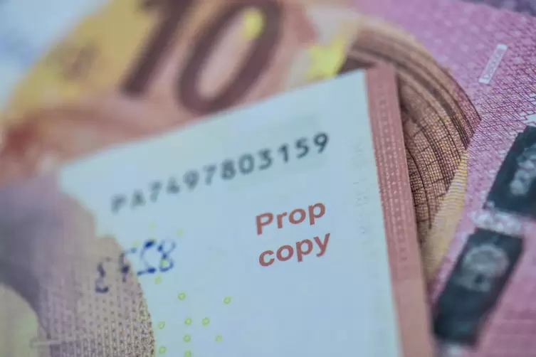 Die Aufschrift „Porp copy“, die das Geld als Spielgeld ausweist, sei in diesem Fall nur sehr klein gewesen.