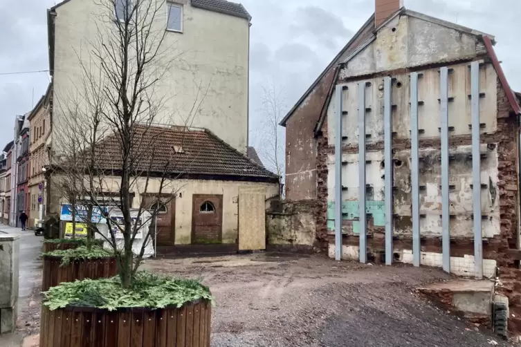 Das Gartenbauamt hat die Fläche, wo das abgerissene Haus stand mit drei Blumenkübeln und Hainbuchen aufgehübscht. 